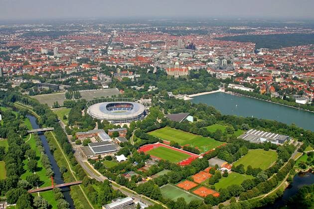 Hannover von oben - AWD-HDI Arena Rathaus Maschsee Mehrkampfanlage vorn sowie Stadtansicht hier am 19.08.2005.