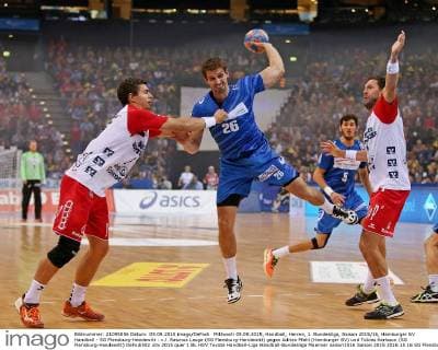 Mittwoch 09.09.2015, Handball, Herren, 1. Bundesliga, Saison 2015 16, Hamburger SV Handball - SG Flensburg-Handewitt : v.l. Rasmus Lauge (SG Flensburg-Handewitt) gegen Adrian Pfahl (Hamburger SV) und Tobias Karlsson (SG Flensburg-Handewitt) DeFodi502