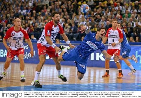 Mittwoch 09.09.2015, Handball, Herren, 1. Bundesliga, Saison 2015 16, Hamburger SV Handball - SG Flensburg-Handewitt : v.l. Johan Jakobsson (SG Flensburg-Handewitt) , Tobias Karlsson (SG Flensburg-Handewitt) gegen Matthias Flohr (Hamburger SV) und Lasse Svan Hansen (SG Flensburg-Handewitt) DeFodi502