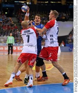 Mittwoch 09.09.2015, Handball, Herren, 1. Bundesliga, Saison 2015 16, Hamburger SV Handball - SG Flensburg-Handewitt : v.l. Andreas Eggert (SG Flensburg-Handewitt) gegen Matthias Flohr (Hamburger SV) und Henrik Toft Hansen (SG Flensburg-Handewitt) DeFodi502