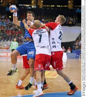 Mittwoch 09.09.2015, Handball, Herren, 1. Bundesliga, Saison 2015 16, Hamburger SV Handball - SG Flensburg-Handewitt : v.l. Matthias Flohr (Hamburger SV) gegen Andreas Eggert (SG Flensburg-Handewitt) und Henrik Toft Hansen (SG Flensburg-Handewitt) DeFodi502