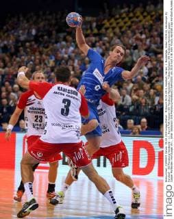 Mittwoch 09.09.2015, Handball, Herren, 1. Bundesliga, Saison 2015 16, Hamburger SV Handball - SG Flensburg-Handewitt : v.l. Henrik Toft Hansen (SG Flensburg-Handewitt) , Tobias Karlsson (SG Flensburg-Handewitt) gegen Casper Mortensen (Hamburger SV) , Johan Jakobsson (SG Flensburg-Handewitt) DeFodi502