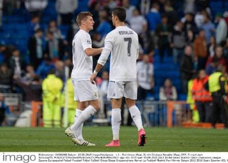 v.li.: Toni Kroos (Real, 8) mit Cristiano Ronaldo (Real, CR7, 7) nach dem Schlusspfiff,  xjgx