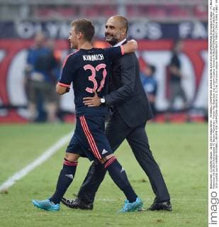 FUSSBALL CHAMPIONS LEAGUE SAISON 2014 2015 GRUPPENPHASE Olympiakos Piraeus - FC Bayern Muenchen 16.09.2015 Schlussjubel FC Bayern Muenchen; Trainer Pep Guardiola (re) umarmt Joshua Kimmich 