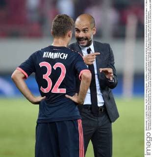 FUSSBALL CHAMPIONS LEAGUE SAISON 2014 2015 GRUPPENPHASE Olympiakos Piraeus - FC Bayern Muenchen 16.09.2015 Trainer Pep Guardiola (re, FC Bayern Muenchen) gibt Joshua Kimmich (li, FC Bayern Muenchen) nach dem Spiel taktische Tips 