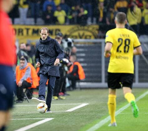 Dortmund v.l. Cheftrainer Thomas Tuchel (Dortmund) schiesst den Ball zu Matthias Ginter (Dortmund) Borussia Dortmund vs. FK Krasnodar, Fussball, Europa League, 17.09.2015 Copyright: Hommesx Eibner-Pressefoto EP_mhs
