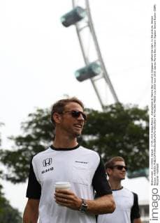 Atmosphere at Marina Bay circuit in Singapur before the start. In the picture, Jenson Button. xRUBIOx  RV RACING PRESS