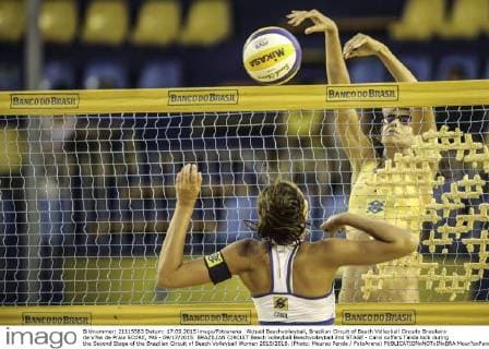 Aktuell Beachvolleyball, Brazilian Circuit of Beach Volleyball Circuito Brasileiro de V?lei de Praia SCORE, MG - 09 17 2015: BRAZILIAN CIRCUIT Beach volleyball Beachvolleyball 2nd STAGE - Carol suffers Talida lock during the Second Stage of the Brazilian Circuit of Beach Volleyball Women 2015 2016. (Photo: Mourao Panda FotoArena)  Mour?oxPanda