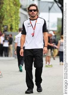 Atmosphere at Marina Bay circuit in Singapur before the start. In the picture, Fernando Alonso. xRUBIOx  RV RACING PRESS