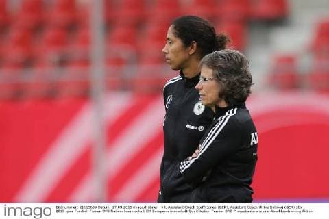 v.l. Assistant Coach Steffi Jones (GER), Assistant Coach Ulrike Ballweg (GER)