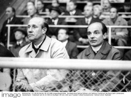 Bundestrainer Helmut Schoen und Dettmar Cramer auf der Bank beim Länderspiel Deutschland - Österreich am 09.10.1965 in Stuttgart HM