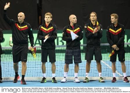 Aktuell Tennis, DavisCup Halbfinale, Belgien - Argentinien - BRUSSELS, BELGIUM: Belgian captain Johan Van Herck, Belgian David Goffin, Belgian Steve Darcis, Belgian Ruben Bemelmans and Belgian Kimmer Coppejans pictured during the first game between Belgium s David Goffin and Argentina s Federico Delbonis in the Davis Cup semi final World Group meeting between Belgium and Argentina, Friday 18 September 2015 in Vorst-Forest, Brussels. VIRGINIExLEFOUR  x04702795x