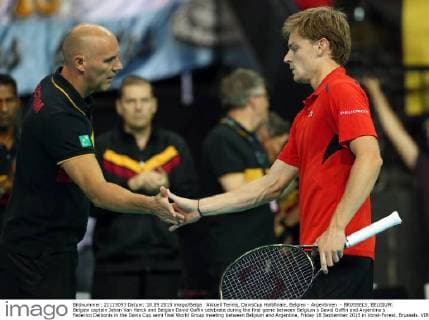 Aktuell Tennis, DavisCup Halbfinale, Belgien - Argentinien - BRUSSELS, BELGIUM: Belgian captain Johan Van Herck and Belgian David Goffin celebrate during the first game between Belgium s David Goffin and Argentina s Federico Delbonis in the Davis Cup semi final World Group meeting between Belgium and Argentina, Friday 18 September 2015 in Vorst-Forest, Brussels. VIRGINIExLEFOUR  x04702788x