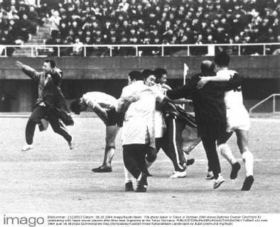 File photo taken in Tokyo in October 1964 shows Dettmar Cramer (2nd from R) celebrating with Japan soccer players after they beat Argentina at the Tokyo Olympics. 