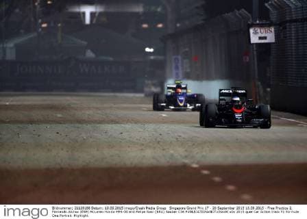 Singapore Grand Prix 17 - 20 September 2015 18.09.2015 - Free Practice 2, Fernando Alonso (ESP) McLaren Honda MP4-30 and Felipe Nasr (BRA) Sauber C34 