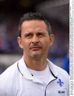 12.09.2015, Fussball 1.Bundesliga 2015 2016, 5.Spieltag, SV Darmstadt 98 - FC Bayern München, 19.09.2015, im Merck-Stadion am Böllfalltor in Darmstadt. Trainer Dirk Schuster (SV Darmstadt 98) nachdenklich. 