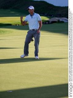 Jason Day of Australia celebrates after scoring a birdie during the 3rd day of PGA Golf Herren Golf BMW Championship at Conway Farms Golf Club in Lake Forest, Illinois, the United States of America on Sep, 19, 2015. ) (SP)U.S.-LAKE FOREST-GOLF-BMW CHAMPIONSHIP ShenxTing 