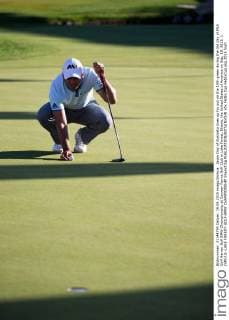 Jason Day of Australia lines up his put on the 18th green during the 3rd day of PGA Golf Herren Golf BMW Championship at Conway Farms Golf Club in Lake Forest, Illinois, the United States of America on Sep, 19, 2015. ) (SP)U.S.-LAKE FOREST-GOLF-BMW CHAMPIONSHIP ShenxTing 