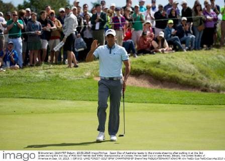 Jason Day of Australia reacts to the crowds cheering after putting in at the 3rd green during the 3rd day of PGA Golf Herren Golf BMW Championship at Conway Farms Golf Club in Lake Forest, Illinois, the United States of America on Sep, 19, 2015. ) (SP)U.S.-LAKE FOREST-GOLF-BMW CHAMPIONSHIP ShenxTing 
