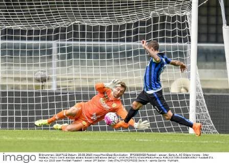 IPP20150920 Football - soccer: Serie A, AC Chievo Verona - Inter Mailand, Mauro Icardi anticipa albano Bizzarri nell azione del gol - xHOCHxZWEIx xItalyxPhotoxPressx 
