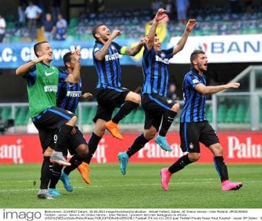 Aktuell Fußball, Italien, AC Chievo Verona - Inter Mailand IPP20150920 Football - soccer: Serie A, AC Chievo Verona - Inter Mailand, i giocatori dell inter festeggiano la vittoria - xHOCHxZWEIx xItalyxPhotoxPressx 