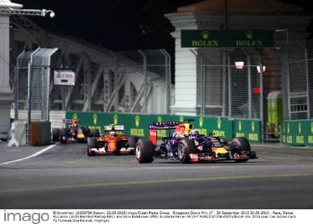 Singapore Grand Prix 17 - 20 September 2015 20.09.2015 - Race, Daniel Ricciardo (AUS) Red Bull Racing RB11 and Kimi Raikkonen (FIN) Scuderia Ferrari SF15-T 