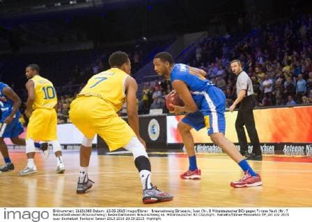 Braunschweig Siriscevic, Ivan (Nr. 8 Mitteldeutscher BC) gegen Tyrone Nash (Nr. 7 Basketballloewen Braunschweig) Basketballloewen Braunschweig vs. Mitteldeutscher BC Copyright: Reineltx Eibner-Pressefoto EP_drt