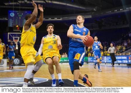 Braunschweig Johnson, Dominique (Nr. 8 Mitteldeutscher BC) gegen Nicolai Simon (Nr. 31 Basketballloewen Braunschweig) und Keaton Grant (Nr. 13 Basketballloewen Braunschweig) am Korb Basketballloewen Braunschweig vs. Mitteldeutscher BC Copyright: Reineltx Eibner-Pressefoto EP_drt