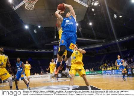 Braunschweig Johnson, Dominique (Nr. 8 Mitteldeutscher BC) im Sprung waehrend Keaton Grant (Nr. 13 Basketballloewen Braunschweig) und Nicolai Simon (Nr. 31 Basketballloewen Braunschweig) versuchen ihn am Punkterfolg zu hindern Basketballloewen Braunschweig vs. Mitteldeutscher BC Copyright: Reineltx Eibner-Pressefoto EP_drt