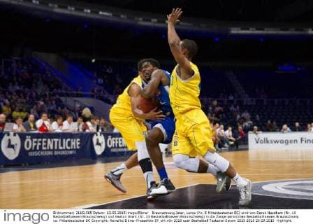 Braunschweig Jeter, Lance (Nr. 8 Mitteldeutscher BC) wird von Derek Needham (Nr. 10 Basketballloewen Braunschweig) und Keaton Grant (Nr. 13 Basketballloewen Braunschweig) in die Zange genommen Basketballloewen Braunschweig vs. Mitteldeutscher BC Copyright: Reineltx Eibner-Pressefoto EP_drt