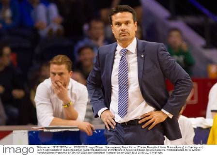 Braunschweig Raoul Korner (Trainer Basketball löwen Braunschweig) im Vordergrund, Lars Masell (Assistent-Coach Basketball löwen Braunschweig) im Hintergrund Basketball löwen Braunschweig vs. Mitteldeutscher BC Copyright: Reineltx Eibner-Pressefoto EP_drt