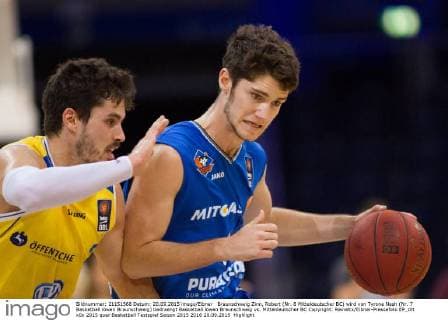 Braunschweig Zinn, Robert (Nr. 8 Mitteldeutscher BC) wird von Tyrone Nash (Nr. 7 Basketball löwen Braunschweig) bedraengt Basketball löwen Braunschweig vs. Mitteldeutscher BC Copyright: Reineltx Eibner-Pressefoto EP_drt