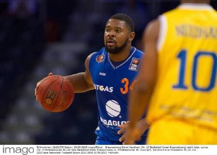 Braunschweig Derek Needham (Nr. 10 Basketball löwen Braunschweig) steht Jeter, Lance (Nr. 8 Mitteldeutscher BC) im Weg Basketball löwen Braunschweig vs. Mitteldeutscher BC Copyright: Reineltx Eibner-Pressefoto EP_drt
