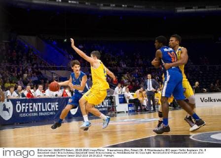 Braunschweig Zinn, Robert (Nr. 8 Mitteldeutscher BC) gegen Martin Bogdanov (Nr. 8 Basketball löwen Braunschweig) Basketball löwen Braunschweig vs. Mitteldeutscher BC Copyright: Reineltx Eibner-Pressefoto EP_drt