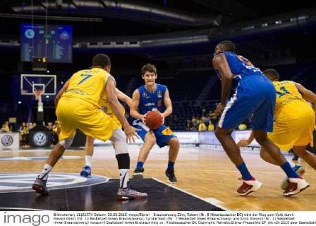 Braunschweig Zinn, Robert (Nr. 8 Mitteldeutscher BC) wird der Weg zum Korb durch Keaton Grant (Nr. 13 Basketball löwen Braunschweig), Tyrone Nash (Nr. 7 Basketball löwen Braunschweig) und Amin Stevens (Nr. 11 Basketball löwen Braunschweig) versperrt Basketball löwen Braunschweig vs. Mitteldeutscher BC Copyright: Reineltx Eibner-Pressefoto EP_drt