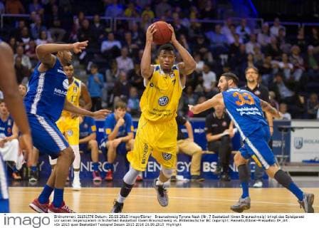 Braunschweig Tyrone Nash (Nr. 7 Basketball löwen Braunschweig) bringt das Spielgeraet vor seinen Gegenspielern in Sicherheit Basketball löwen Braunschweig vs. Mitteldeutscher BC Copyright: Reineltx Eibner-Pressefoto EP_drt