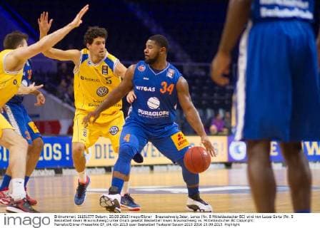 Braunschweig Jeter, Lance (Nr. 8 Mitteldeutscher BC) wird von Lucas Gertz (Nr. 5 Basketball löwen Braunschweig) unter Druck gesetzt Basketball löwen Braunschweig vs. Mitteldeutscher BC Copyright: Reineltx Eibner-Pressefoto EP_drt