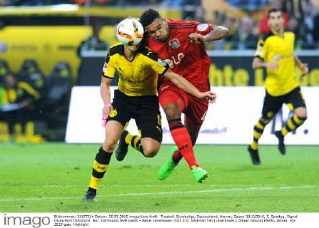 Fussball, Bundesliga, Deutschland, Herren, Saison 2015 2016, 5. Spieltag, Signal Iduna Park Dortmund: Bor. Dortmund, BVB (gelb) - Bayer Leverkusen (rot) 3:0; Jonathan Tah (Leverkusen), Adnan Januzaj (BVB), Aktion.