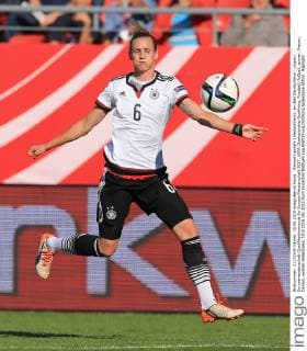 Simone Laudehr (Deutschland), am Ball Deutschland - Ungarn Europameisterschaft-Qualifikationsrunde für Europa-Meisterschaft 2017, UEFA Championship Qualifying, Fussball, Fußball, soccer, Frauen, Damen, women Halle Saale, 18.9.2015