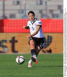 Annike Krahn (Deutschland), am Ball Deutschland - Ungarn Europameisterschaft-Qualifikationsrunde für Europa-Meisterschaft 2017, UEFA Championship Qualifying, Fussball, Fußball, soccer, Frauen, Damen, women Halle Saale, 18.9.2015