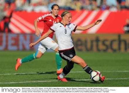 Pauline Bremer (Deutschland), am Ball Deutschland - Ungarn Europameisterschaft-Qualifikationsrunde für Europa-Meisterschaft 2017, UEFA Championship Qualifying, Fussball, Fußball, soccer, Frauen, Damen, women Halle Saale, 18.9.2015