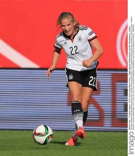 Tabea Kemme (Deutschland), am Ball Deutschland - Ungarn Europameisterschaft-Qualifikationsrunde für Europa-Meisterschaft 2017, UEFA Championship Qualifying, Fussball, Fußball, soccer, Frauen, Damen, women Halle Saale, 18.9.2015