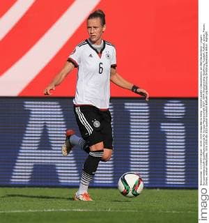 Simone Laudehr (Deutschland), am Ball Deutschland - Ungarn Europameisterschaft-Qualifikationsrunde für Europa-Meisterschaft 2017, UEFA Championship Qualifying, Fussball, Fußball, soccer, Frauen, Damen, women Halle Saale, 18.9.2015