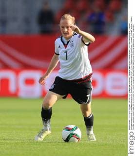 Melanie Behringer (Deutschland), am Ball Deutschland - Ungarn Europameisterschaft-Qualifikationsrunde für Europa-Meisterschaft 2017, UEFA Championship Qualifying, Fussball, Fußball, soccer, Frauen, Damen, women Halle Saale, 18.9.2015