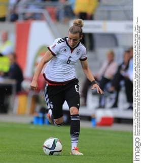 Simone Laudehr (Deutschland), am Ball Deutschland - Ungarn Europameisterschaft-Qualifikationsrunde für Europa-Meisterschaft 2017, UEFA Championship Qualifying, Fussball, Fußball, soccer, Frauen, Damen, women Halle Saale, 18.9.2015