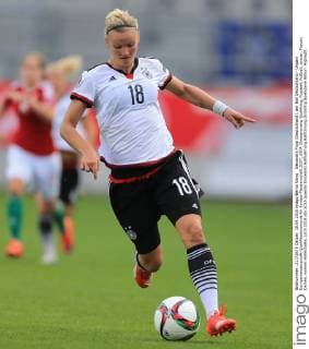 Alexandra Popp (Deutschland), am Ball Deutschland - Ungarn Europameisterschaft-Qualifikationsrunde für Europa-Meisterschaft 2017, UEFA Championship Qualifying, Fussball, Fußball, soccer, Frauen, Damen, women Halle Saale, 18.9.2015