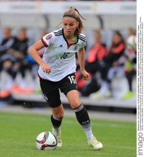 Melanie Leupolz (Deutschland), am Ball Deutschland - Ungarn Europameisterschaft-Qualifikationsrunde für Europa-Meisterschaft 2017, UEFA Championship Qualifying, Fussball, Fußball, soccer, Frauen, Damen, women Halle Saale, 18.9.2015