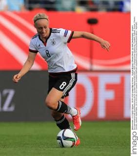 Pauline Bremer (Deutschland), am Ball Deutschland - Ungarn Europameisterschaft-Qualifikationsrunde für Europa-Meisterschaft 2017, UEFA Championship Qualifying, Fussball, Fußball, soccer, Frauen, Damen, women Halle Saale, 18.9.2015
