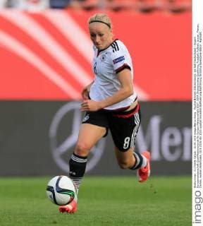 Pauline Bremer (Deutschland), am Ball Deutschland - Ungarn Europameisterschaft-Qualifikationsrunde für Europa-Meisterschaft 2017, UEFA Championship Qualifying, Fussball, Fußball, soccer, Frauen, Damen, women Halle Saale, 18.9.2015