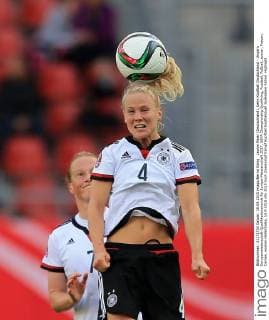 Leonie Maier (Deutschland), beim Kopfball Deutschland - Ungarn Europameisterschaft-Qualifikationsrunde für Europa-Meisterschaft 2017, UEFA Championship Qualifying, Fussball, Fußball, soccer, Frauen, Damen, women Halle Saale, 18.9.2015